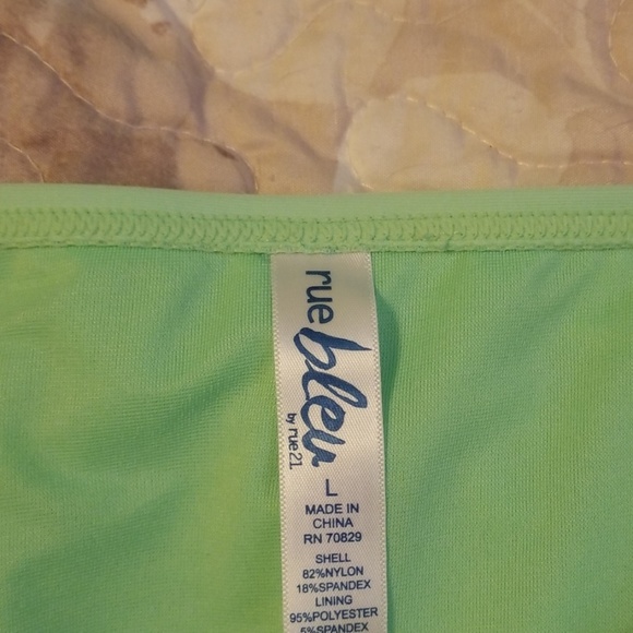 Bikini - Picture 3 of 4